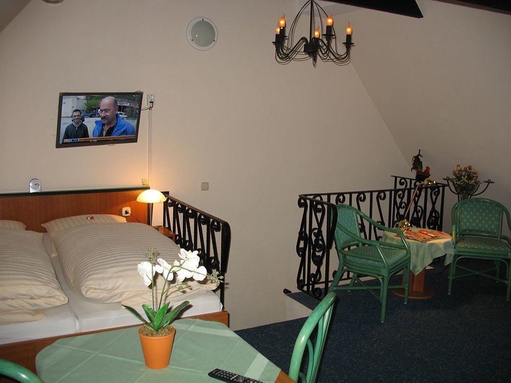Altes Zollhaus Am Klinikum Hotel Lübeck Buitenkant foto